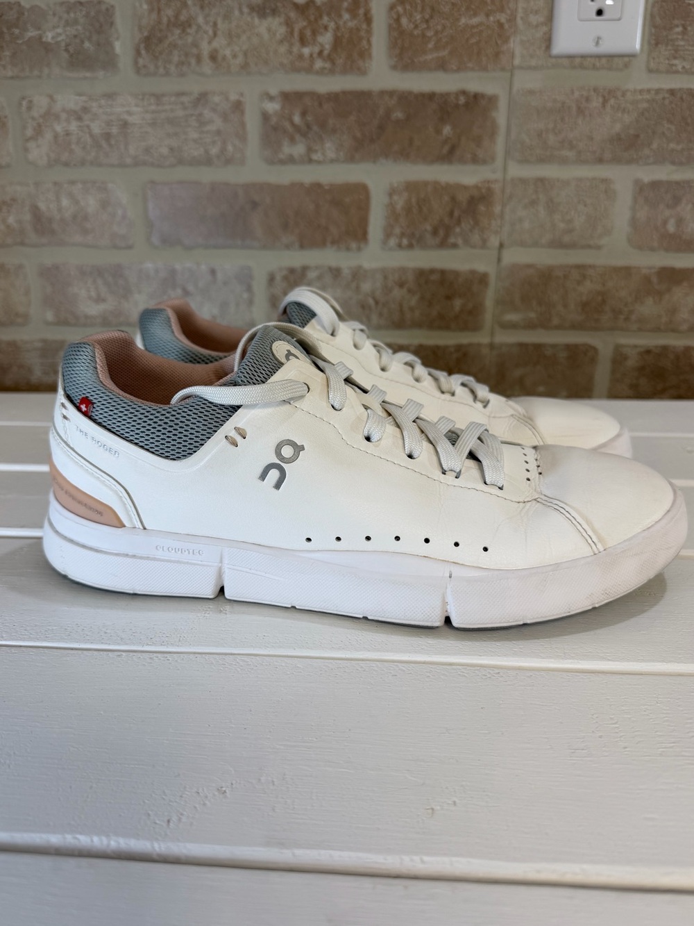 On Cloud The Roger Advantage Women’s Sneakers White Gray Pink CloudTec Size 9